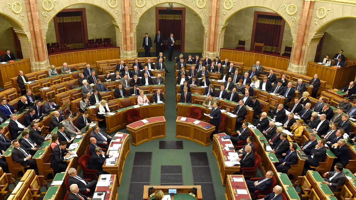 Orbán Viktor Budapest, 2016. október 17.
Orbán Viktor miniszterelnök (középen, elöl, jobbra) az alaptörvény hetedik módosításának vitáját megnyitó expozéját tartja az Országgyűlés plenáris ülésén 2016. október 17-én.
MTI Fotó: Bruzák Noémi 