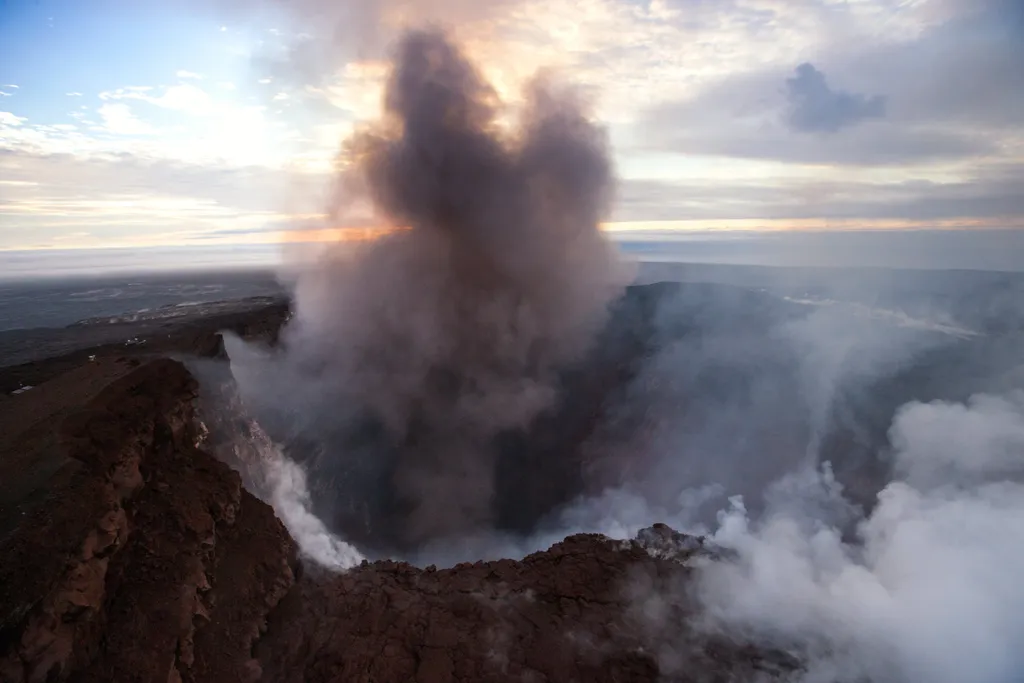 Pahoa, 2018. május 4.
Füst és hamu száll fel a Kilauea tűzhányó kráteréből a Hawaii-szigeti Pahoa város közelében 2018. május 2-án, miután 5-ös erősségű földrengés rázta meg a csendes-óceáni szigetet. A földmozgás nyomán részlegesen beomlott a kürtő és új