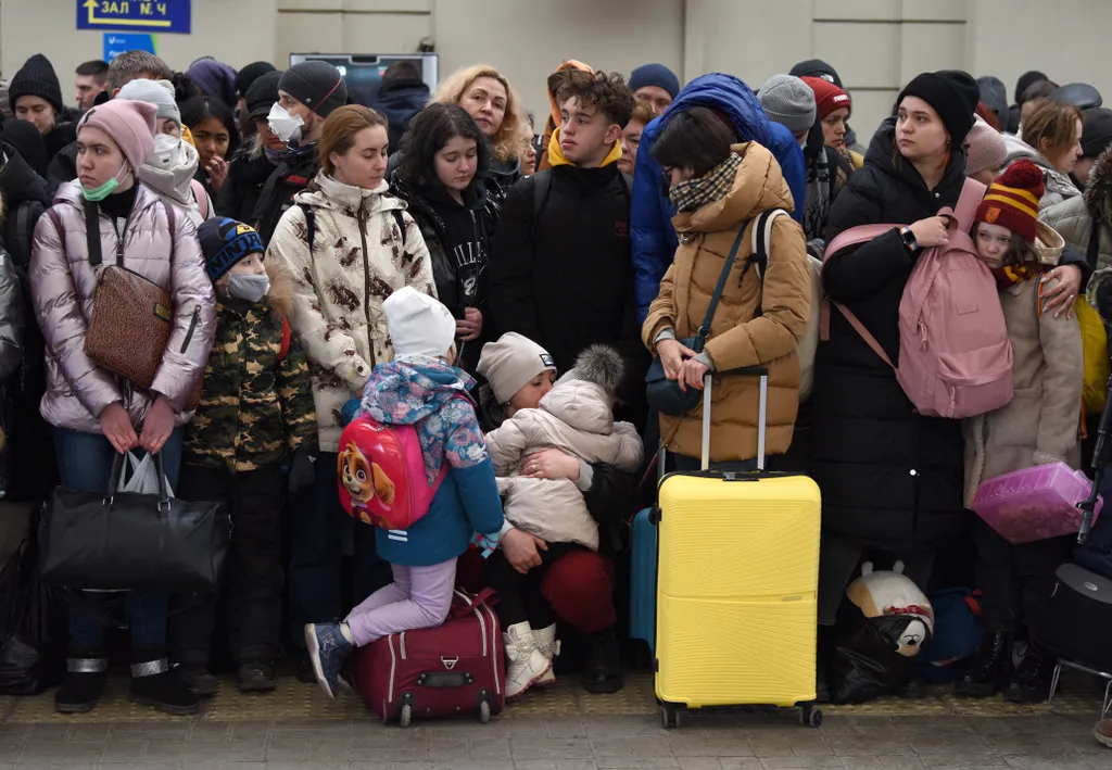 Ukrán válság 2022, ukrán, orosz, háború, Ukrajna, Lviv, vonat, vasútállomás, Lengyelország, menekültek 