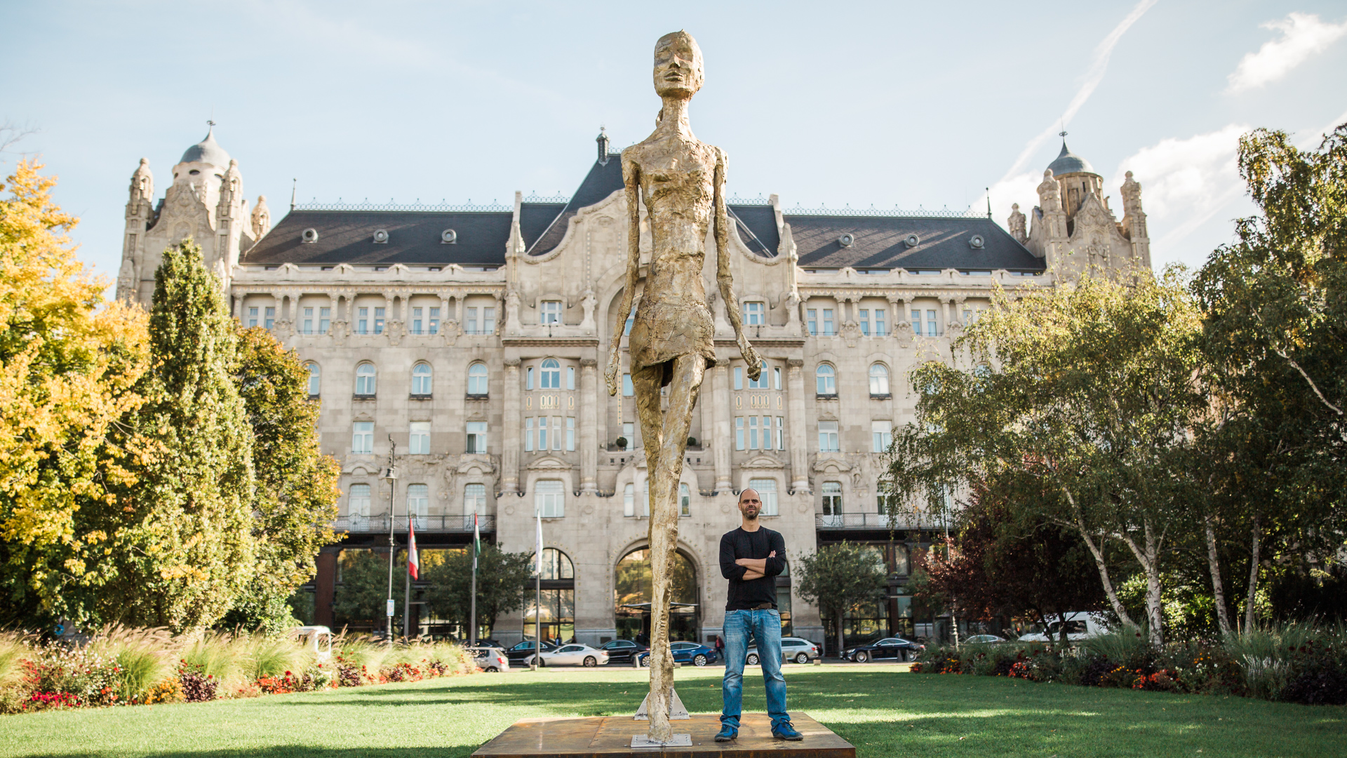 Eran Shakine és a hat méteres köztéri szobra a Budai lány, melyet a művész kifejezetten Budapestre készített, úgy néz ki még egy időre a Széchenyi téren üdvözli az arrajárókat. 