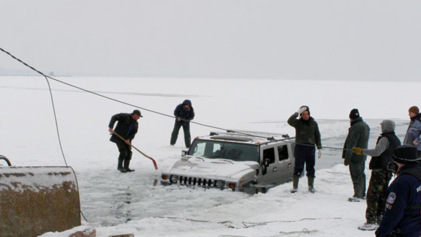 Beszakadt a Balaton jege két Hummer alatt 
