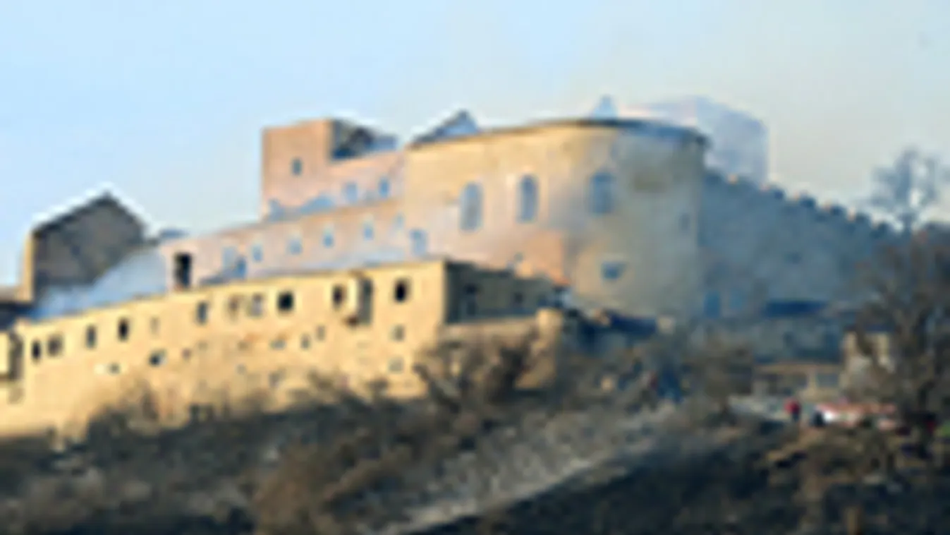 Sűrű füst száll a magasba a krasznahorkai várból, Rozsnyó közelében, leégett krasznahorka vára, Rozsnyó, 2012. március 10.