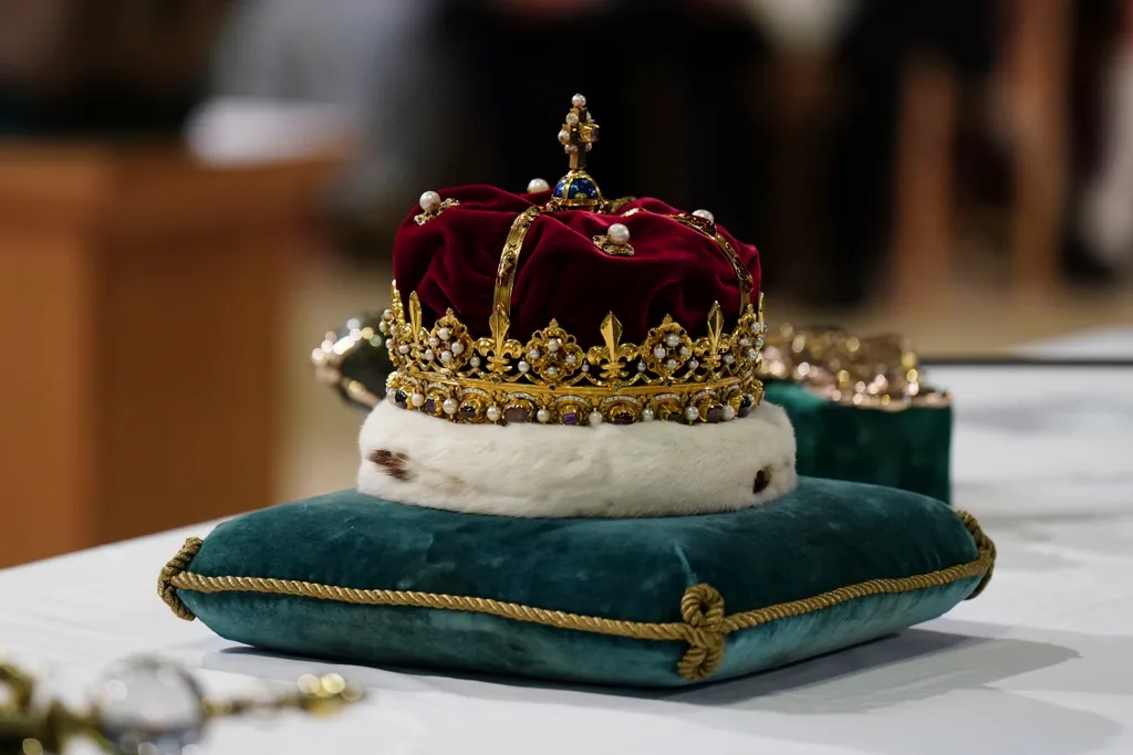 Skócia koronázás III Károly  
A díszpárnára helyezett skót korona a III. Károly brit király megkoronázása tiszteletére tartott háladó istentiszteleten az edinburgh-i Szent Giles-székesegyházban 2023. július 5-én. A hagyomány szerint a brit uralko 