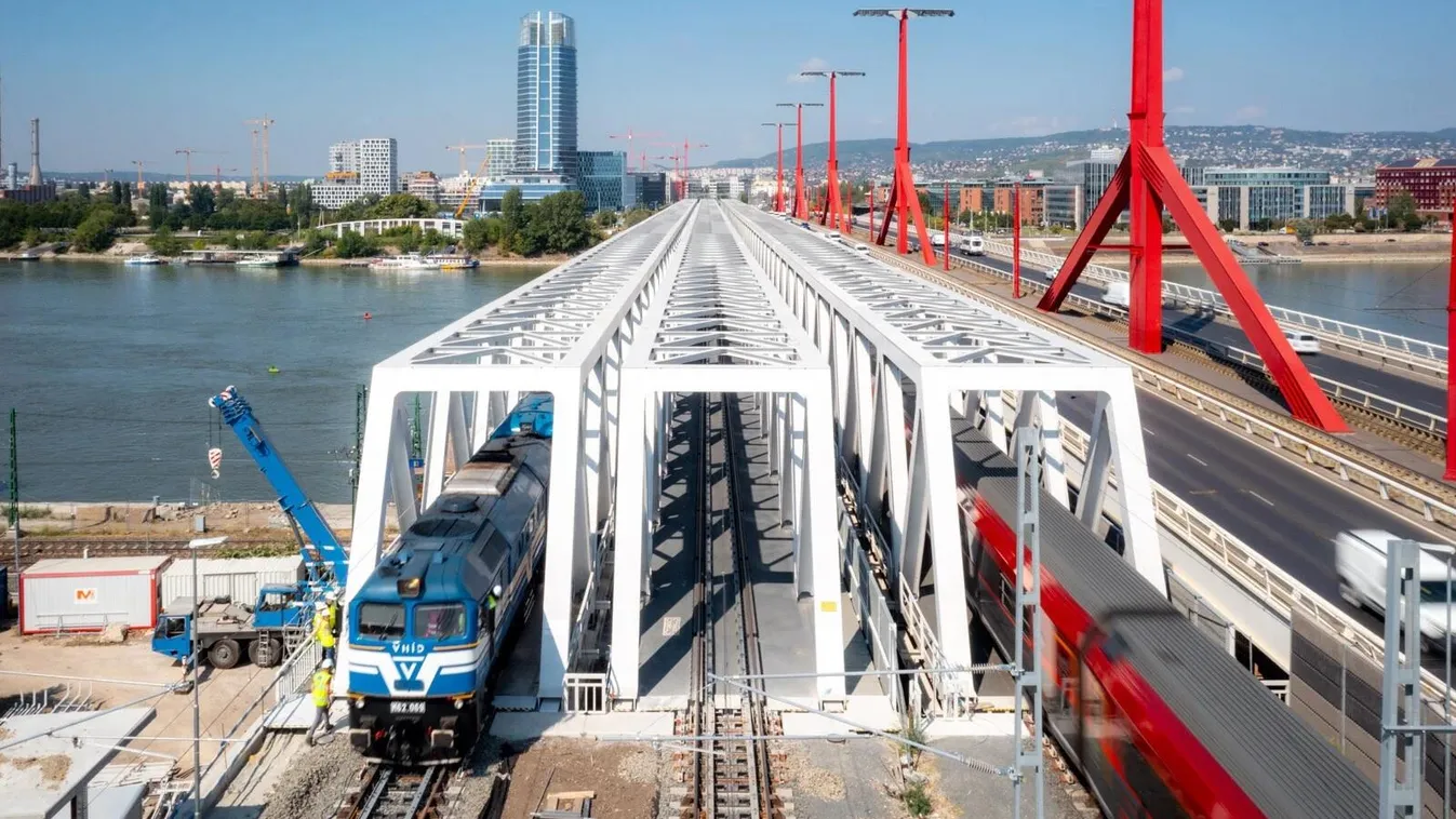 Szergej száguldott át a Duna legújabb vasúti hídján 