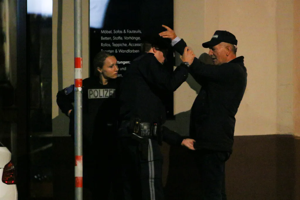Bécs, 2020. november 2.
Rendőrök ellenőriznek egy férfit egy lövöldözés helyszínén a bécsi Stadttempel nevű zsinagóga közelében 2020. november 2-án. A rendőrség megerősítette, hogy lövöldözés történt, de részleteket egyelőre nem közölt. A Kronen Zeitung s