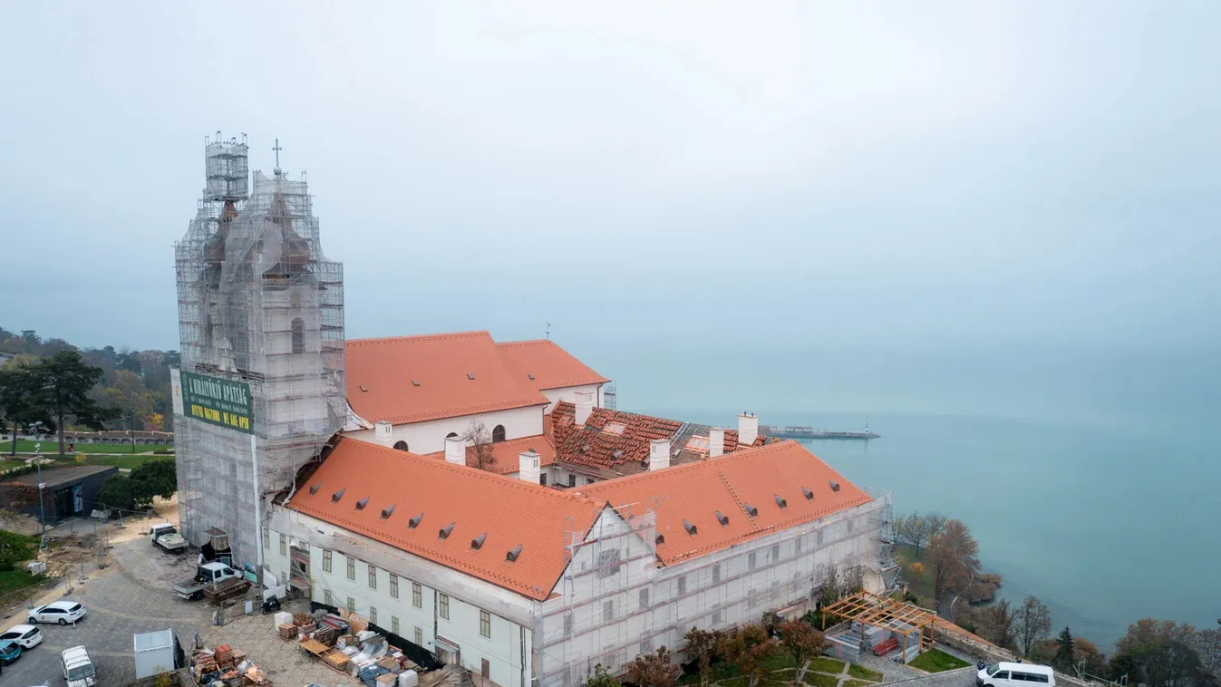 Véghajrában a Tihanyi Bencés Apátság külső tereinek felújítása, Tihany, Bencés Apátság, magyarepitok.hu 