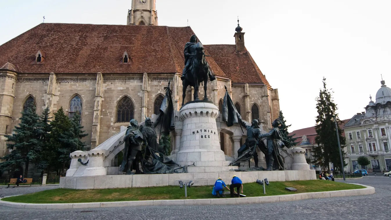 ÉPÜLET FOTÓ FOTÓTÉMA lovas szobor MŰALKOTÁS templom városkép Kolozsvár, 2011. július 19.
A Bolyai Kezdeményező Bizottság munkatársai négynyelvű felirattal takarják le a vitatott történelmi idézetet tartalmazó táblát Mátyás király szoborcsoportja előtt Kol