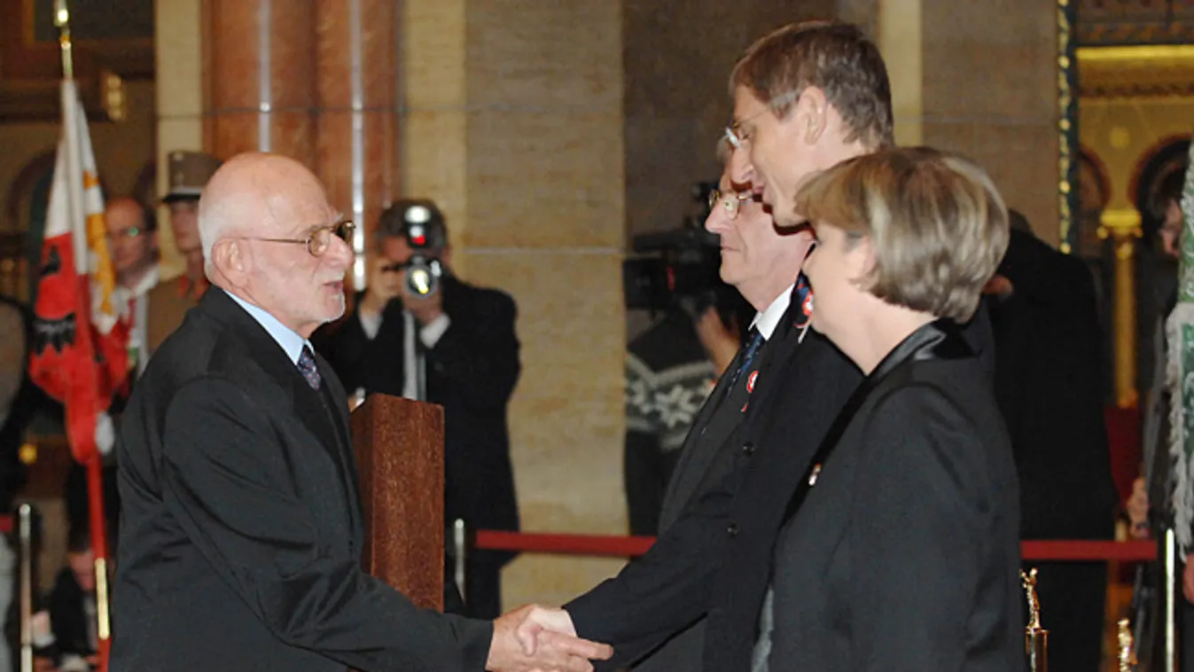 Kertész Ákos író kezet fog Gyurcsány Ferenc miniszterelnökkel, miután átvette a Kossuth-díjat Sólyom László köztársasági elnöktől 2008.03.15-én