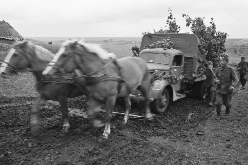 ÉV
1942
KÉPSZÁM
43147
ADOMÁNYOZÓ
Konok Tamás id
KULCSSZAVAK
ló, teherautó, második világháború, fogat, keleti front 