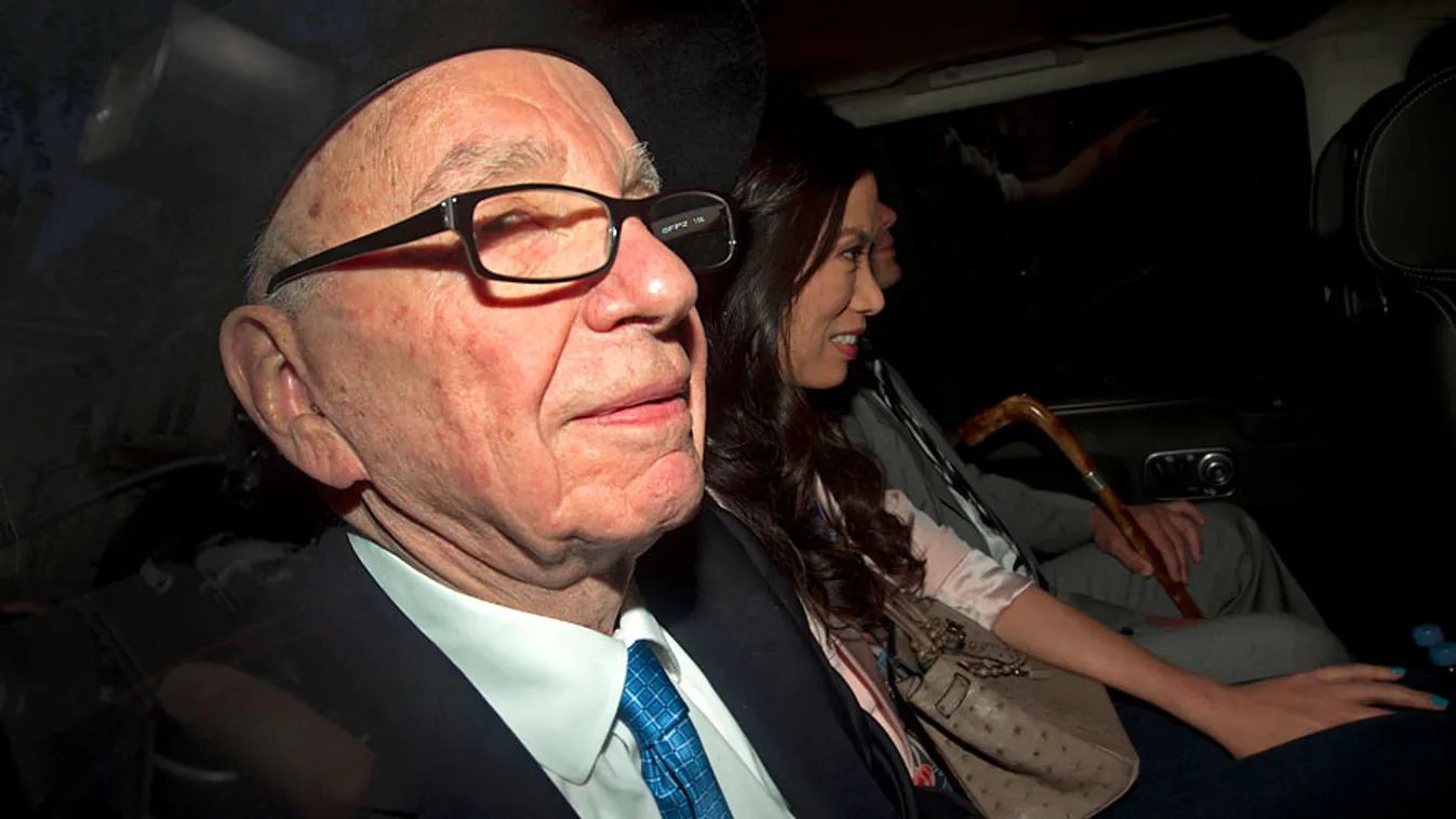Rupert Murdoch médiamogul feleségével és fiával Londonban, a főbíróságról távozik, 2012