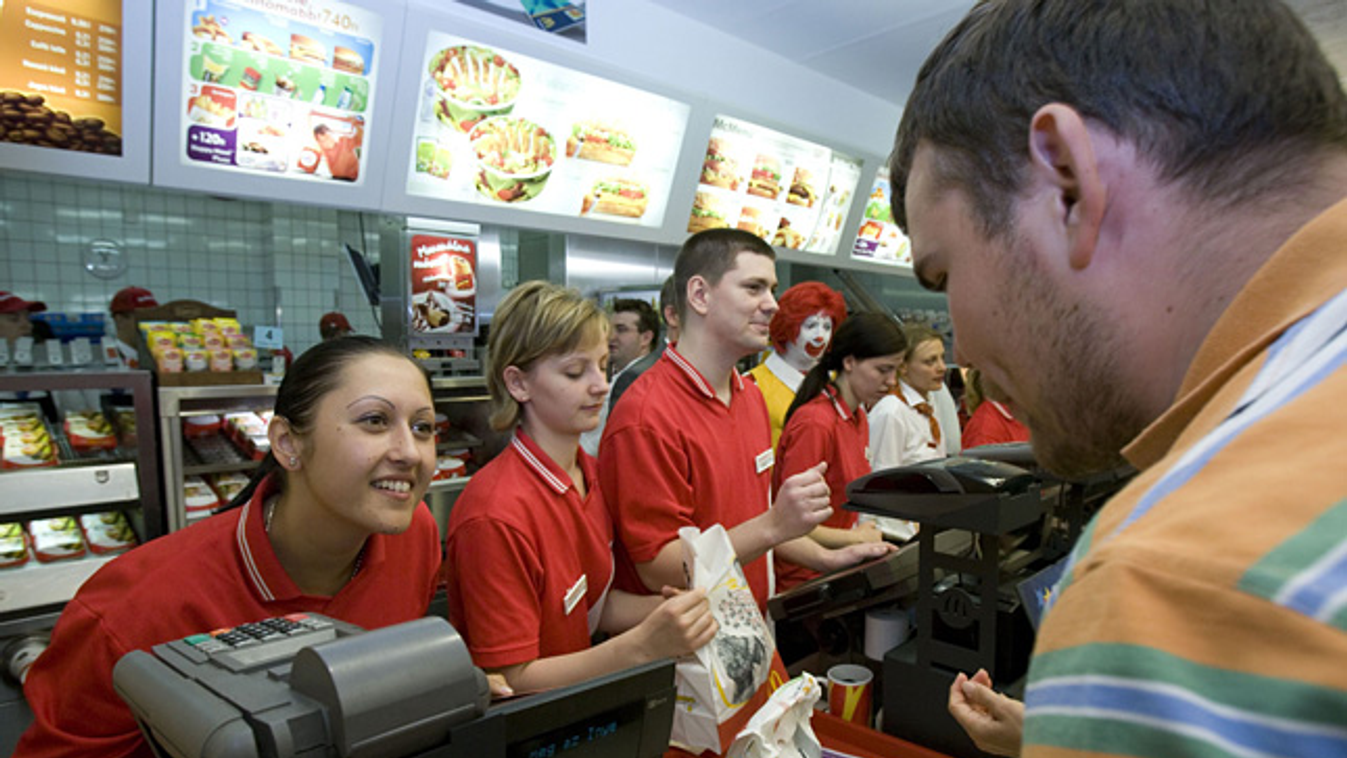 Mc Donald's étterem, gyorsétterem, Egy vásárló a McDonald's belvárosi étterménél, ahol 20 éve nyílt meg a gyorsétteremlánc első magyarországi üzlete 