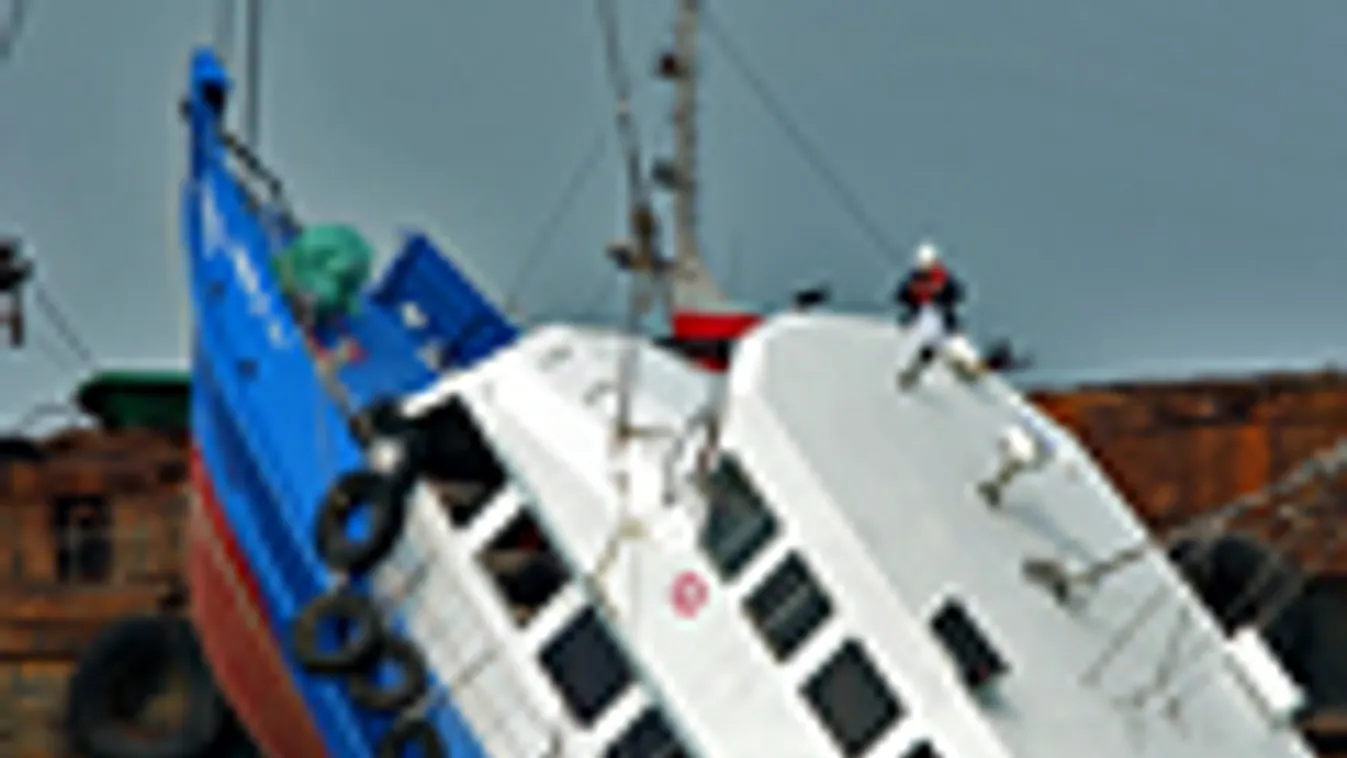 Egy másik hajóval ütközött és elsüllyedt egy komp Hongkong közelében