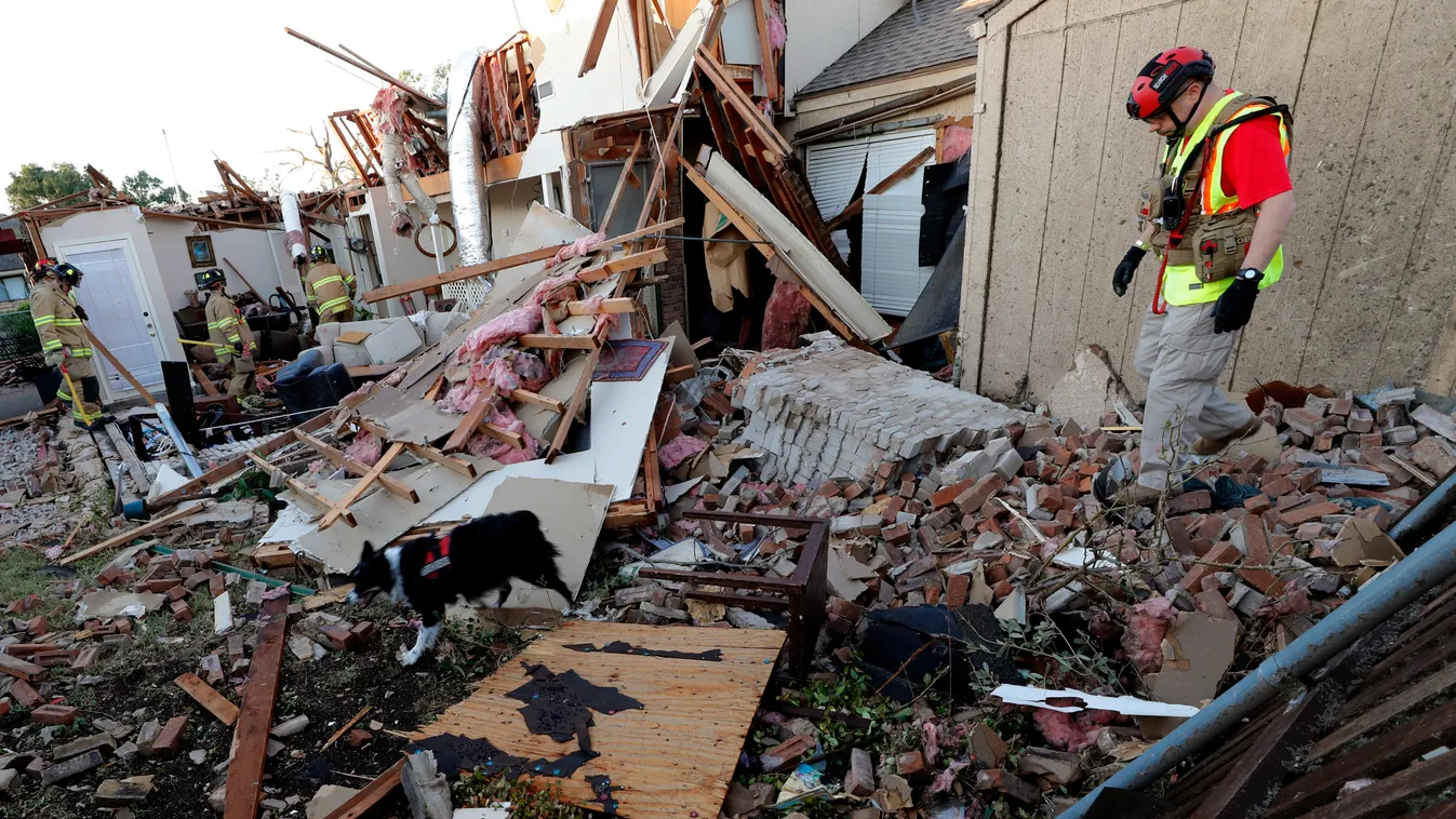 Richardson, 2019. október 21.
Mentőalakulat tagjai a vihar által elpusztított házak egyikének romjai közt a texasi Richardsonban 2019. október 21-én, miután tornádó csapott le a térségre.
MTI/AP/LM Otero 