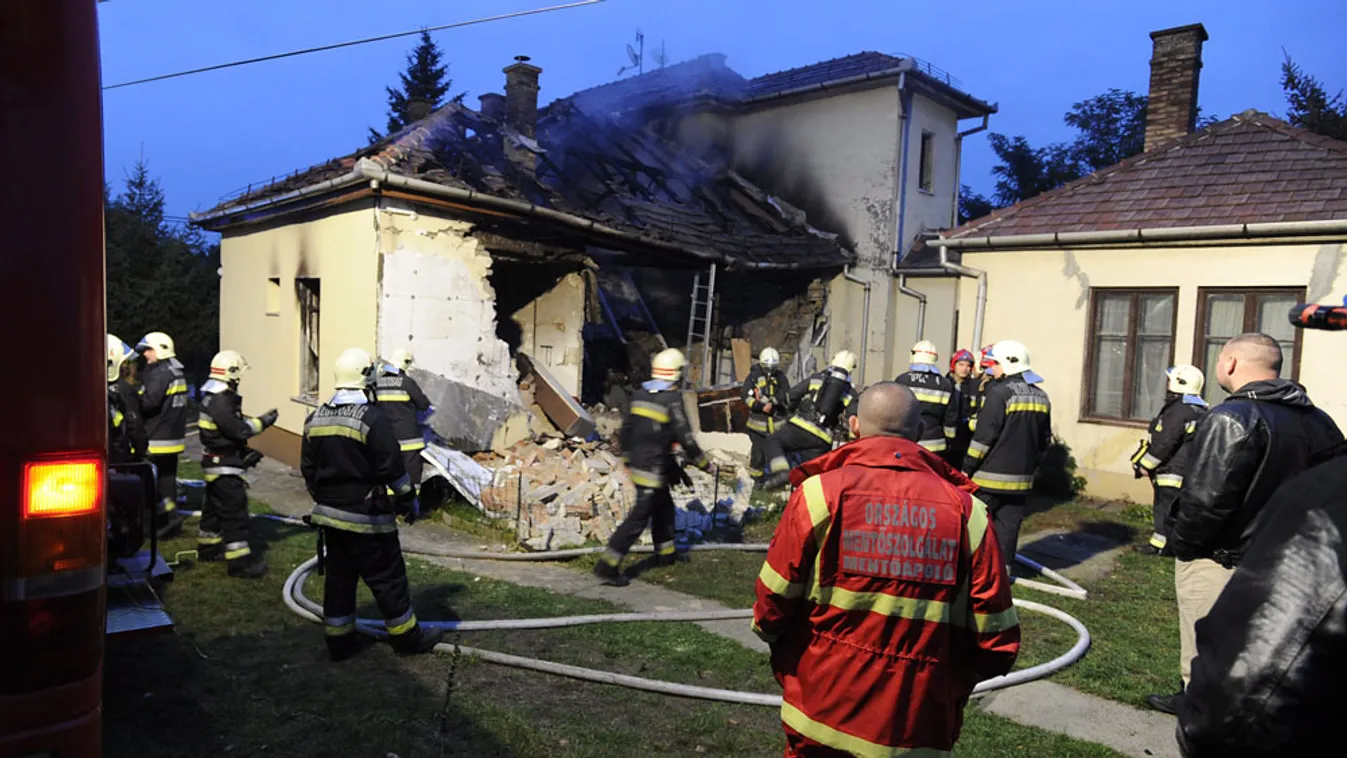Tűzoltók dolgoznak Budapest XVI. kerületében, a Wesselényi utcában egy családi háznál, ahol ismeretlen eredetű robbanás kidöntötte az egyik falat
