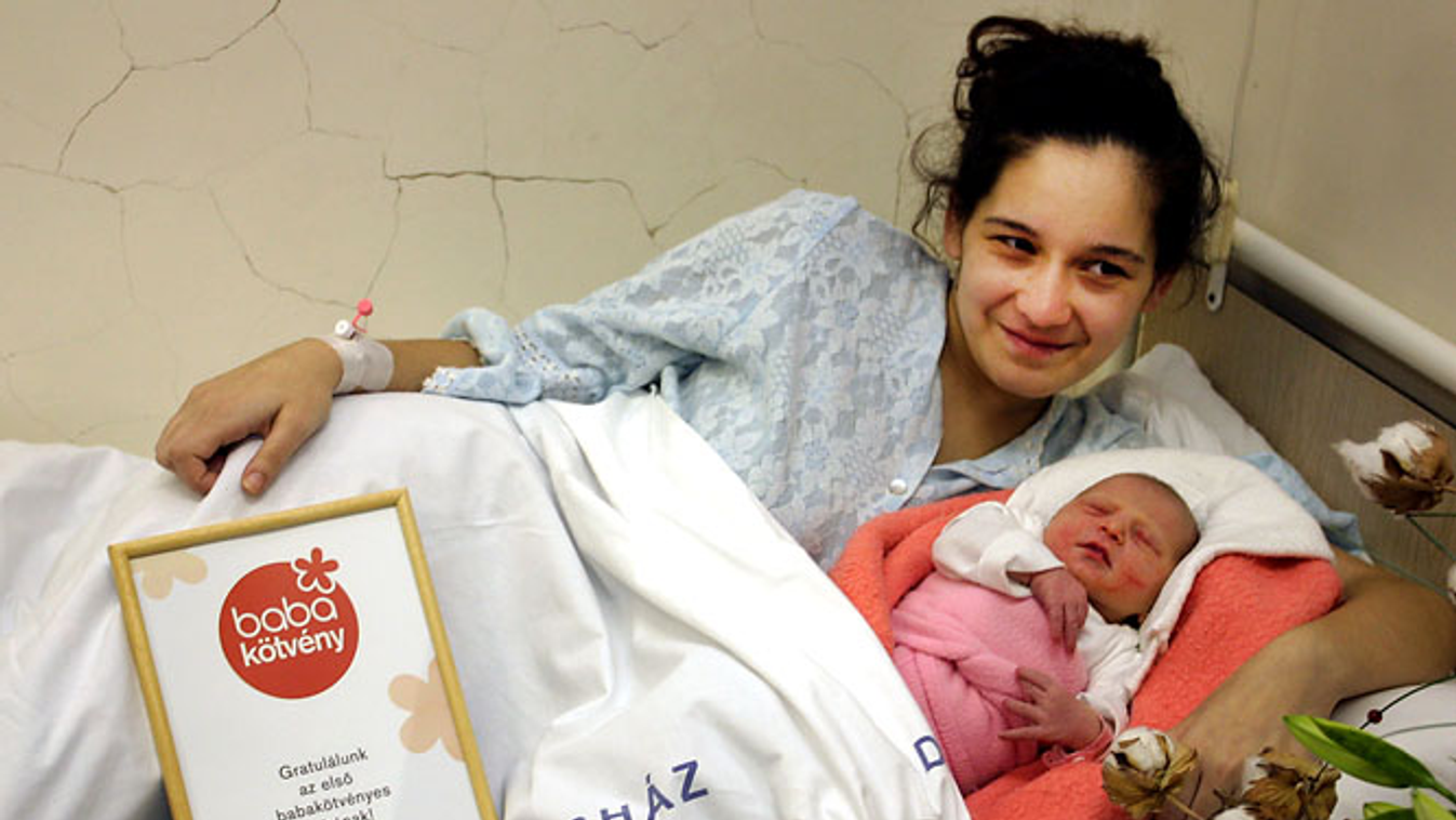 babakötvény, Szamkó Dominika Valéria, az új év első babája és édesanyja, Szamkó Zita a diósgyőri kórház szülészetén. A baba 2550 grammal és 50 centiméterrel, egészségesen született 