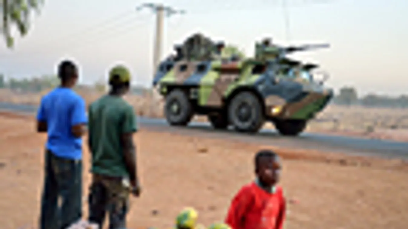 A kormányhadsereg francia támogatással harcol az iszlamista lázadók ellen Maliban, francia csapatokoat figyelik a helyiek Bamakóban