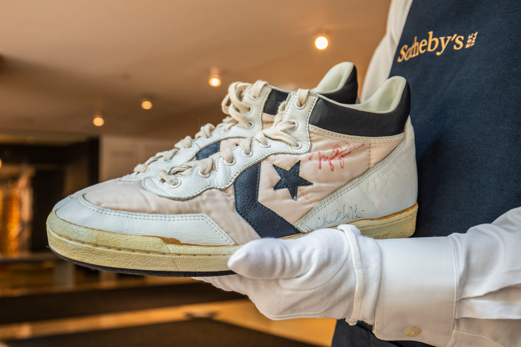 A világ legdrágább sportcipői - fotók 
 Michael Jordan’s Game Worn Converse Fastbreak  Sotheby's targets $1 million for rare Nike Olympic shoe Horizontal AUCTION SHOES SPORTS SHOES CELEBRITY ABOUT 