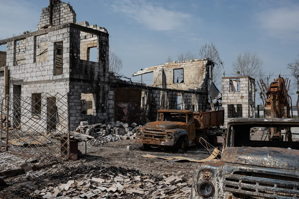 Ukrán válság 2022, orosz, ukrán, háború, Ukrajna, Horenka, Kijev külváros, romok, autó roncs 