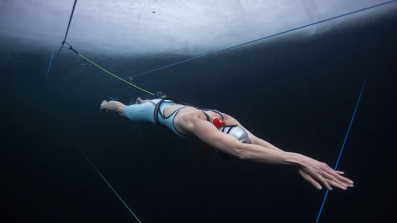 diving TOPSHOTS Horizontal ICE DIVING WITHOUT BREATHING APPARATUS EXTREME SPORT UNDERWATER IMAGE 