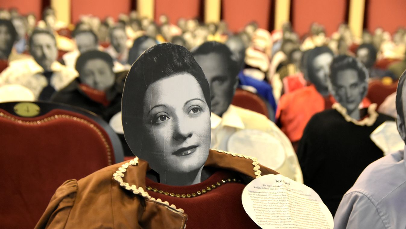 Kiss Manyi kartonból készült mása a Kaposvári Csiky Gergely Színház nézőterén 