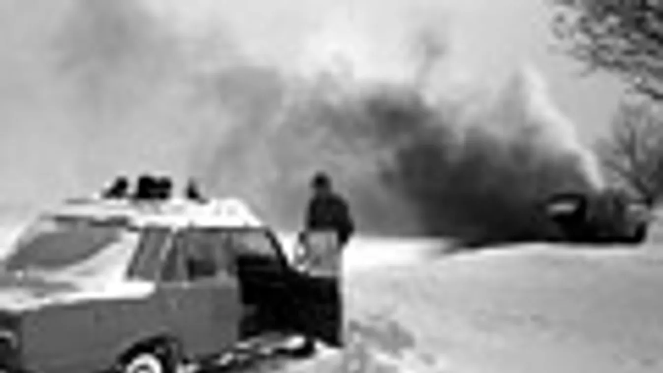 Elakadt személygépkocsi a behavazott úton 1987. január 13-án, Nyékládházánál. A Magyar Néphadsereg harci járművei és honvédei segítenek a Nyékládháza és Boldogkőváralja térségében a hó fogságába esett autók kiszabadításában.