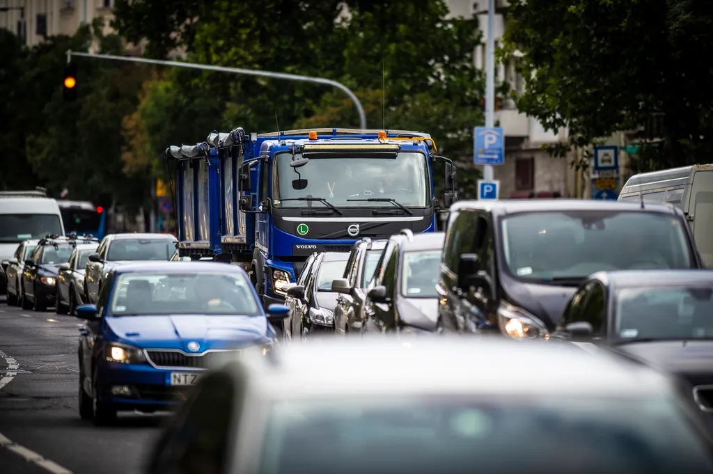 dugó, közlekedés, forgalom, autó, belváros, Budapest, 2021.09.01.felüljáró, Keleti pályaudvar 