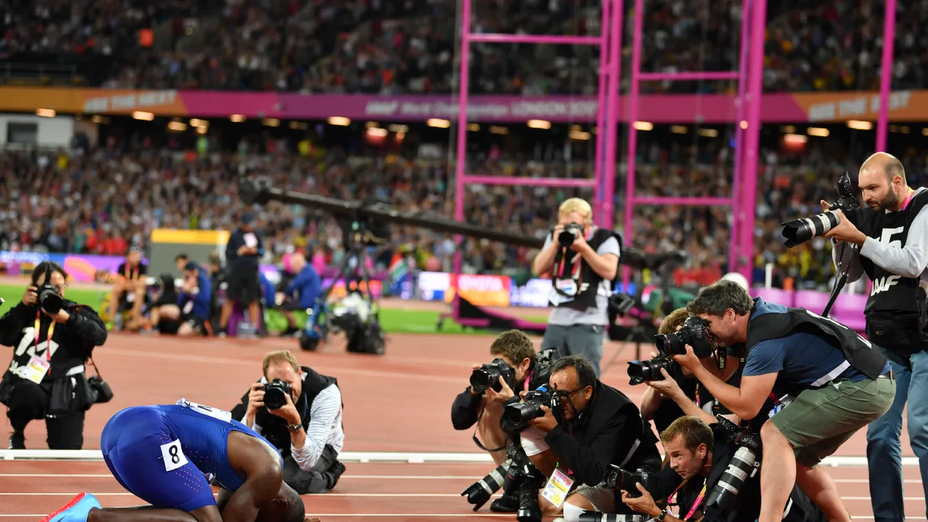 athletics TOPSHOTS Horizontal WORLD CHAMPIONSHIP 100 METERS FULL-LENGTH PROFILE JOY KNEELING HEAD IN HANDS GENERAL VIEW PRESS PHOTOGRAPHER 