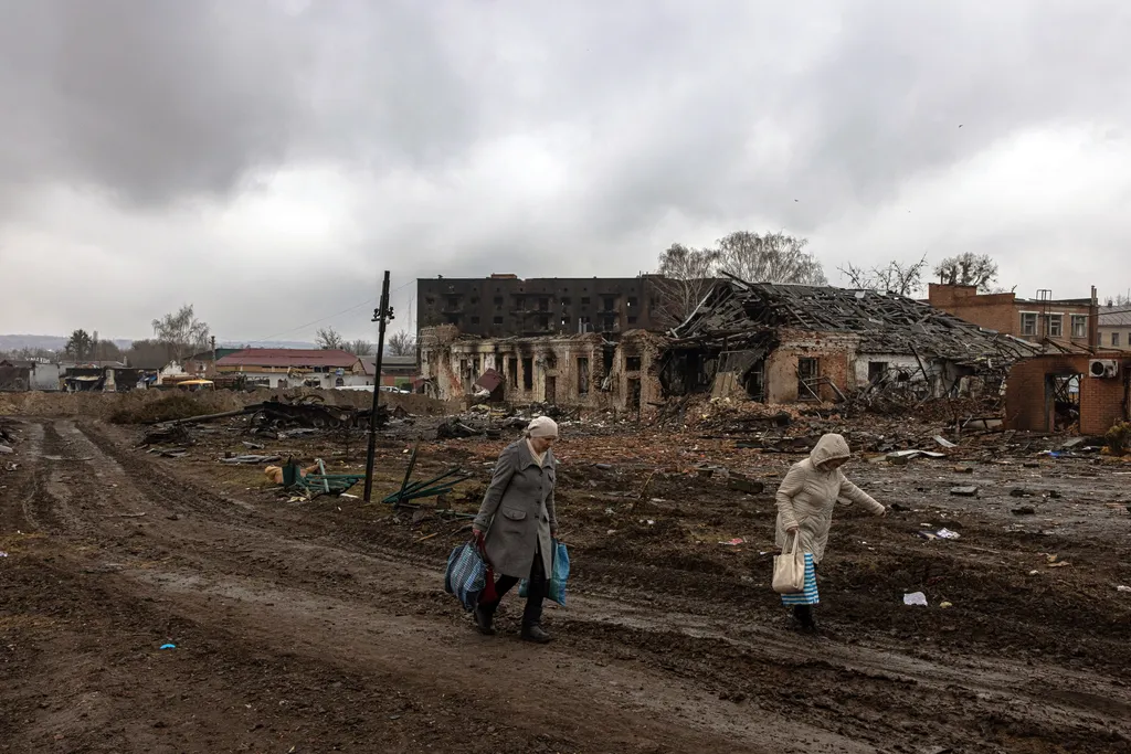 Ukrán válság 2022, ukrán, orosz, háború, orosz-ukrán háború, ukrán konfliktus, Trosztyanec, lebombázott házak 