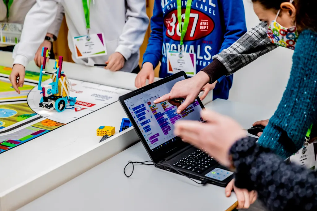 Újra legorobotokat programoznak a fiatalok az Edutus Egyetemen 
