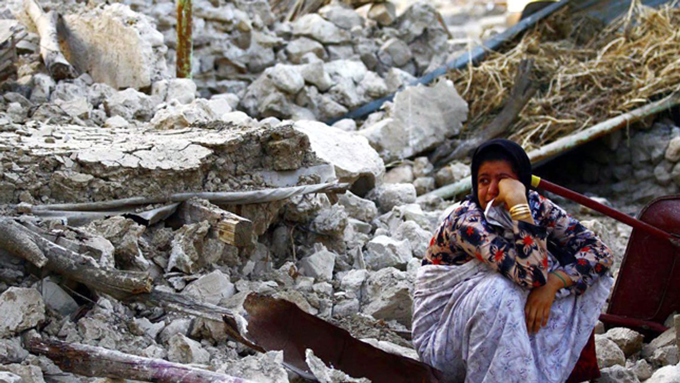 földrengés Iránban, gy nő az iráni Sonbehben 2013. április 9-én, miután a Richter-skála szerinti 6,1-es erősségű földrengés volt Irán déli részén 