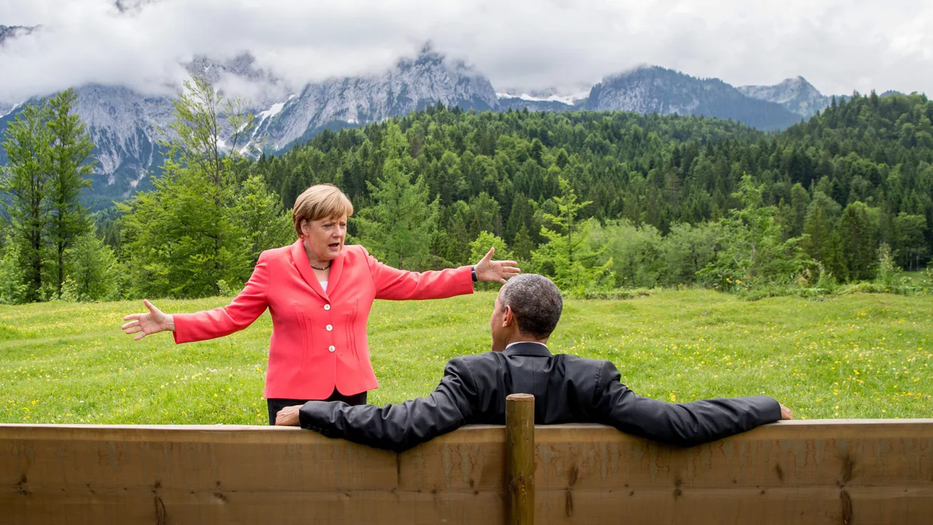 MERKEL, Angela; OBAMA, Barack Krün, 2015. június 8.
Angela Merkel német kancellár és Barack Obama amerikai elnök beszélget a krüni Elmau kastélyszálloda kertjében a világ iparilag legfejlettebb hét országát tömörítő hetes csoport, a G7 csúcstalálkozójának