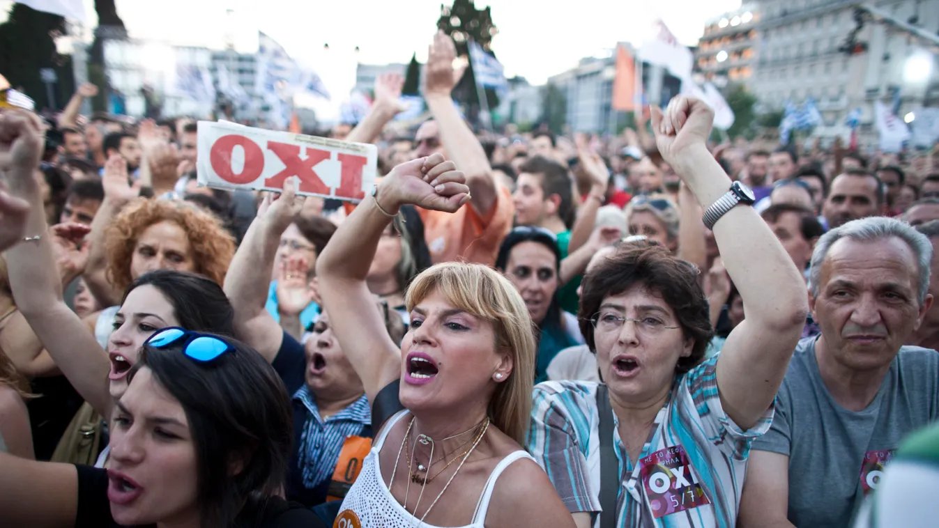 Ciprász miniszterelnök rajongói Athénban a Parlament épülete előtti Szintagma téren, a Sziriza nevű kormánypárt népszavazási domonstrációján ahol több tizezer tüntető nemet mondtott a pénzügyi trojka javaslatára Görögország adóságrendezésről.
Fotó:Dudás S