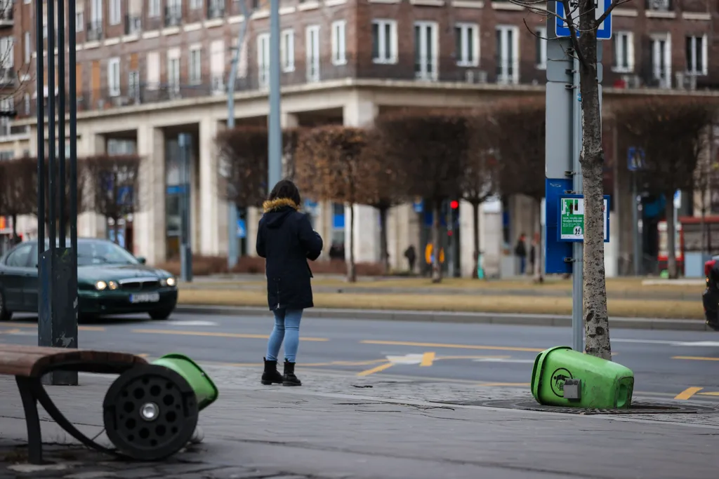 szél, erős szél, viharos, brutális szélvihar, másodfokú riasztást adott ki az erős szél miatt a meteorológiai szolgálat, narancs riasztás, időjárás, 2022.01.30. 