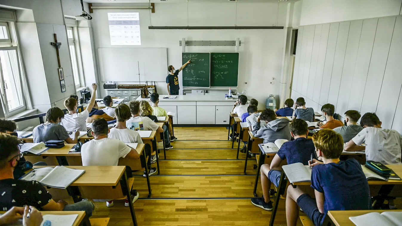 Újraindult a jelenléti oktatás az általános iskolák felső tagozatán és a középiskolákban
Piarista gimnázium Budapest 