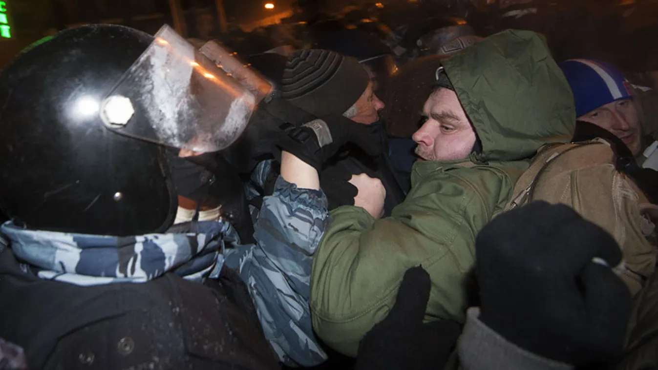 ukrajna, kijev, tüntetés, EU-párti tüntetőt tartóztatnak le a rendőrök a Függetlenség terén, Kijevben, szerda hajnalban