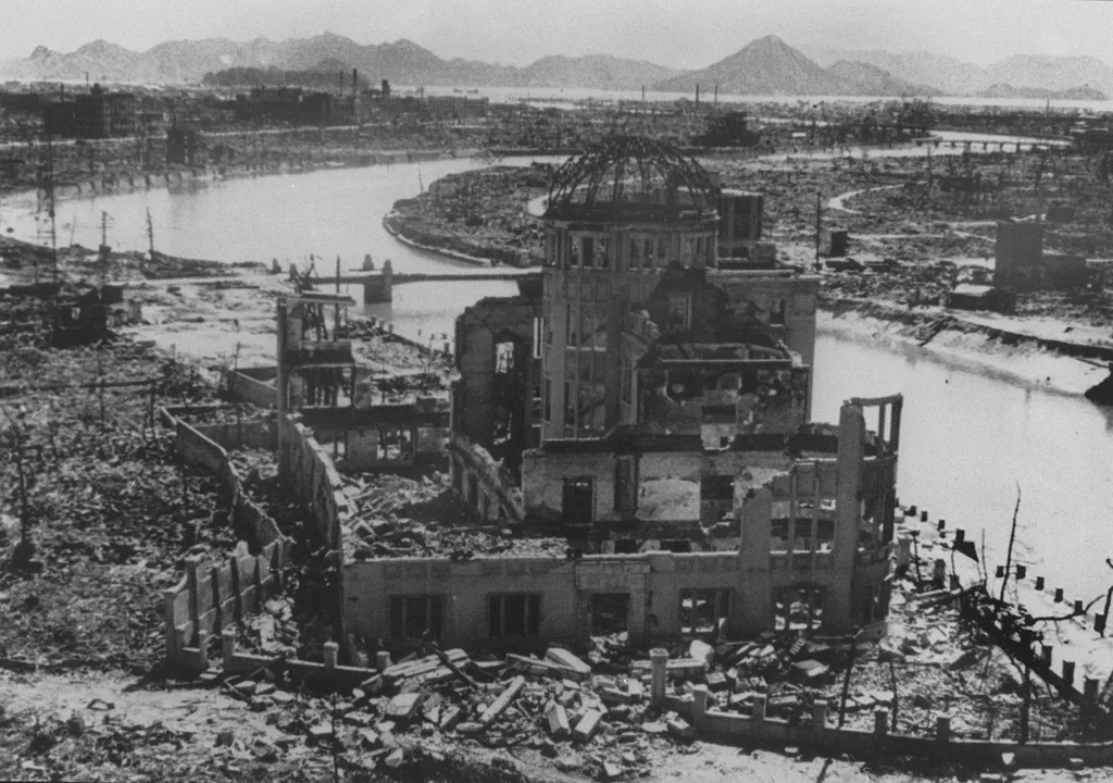 Horizontal NUCLEAR WAR NUCLEAR BOMB SECOND WORLD WAR VERTICAL CONSQUENCES OF WAR CITY GENERAL VIEW RUINS DAMAGE BUILDING CHAMBER OF COMMERCE photo noir et blanc 