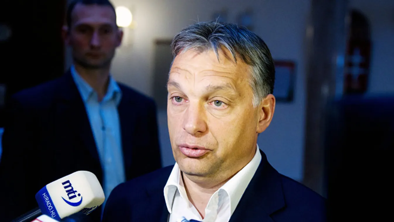 Orbán Viktor miniszterelnök, a Fidesz elnöke nyilatkozik a sajtónak, amint távozik a Fidesz-KDNP frakcióüléséről a Képviselői Irodaházban