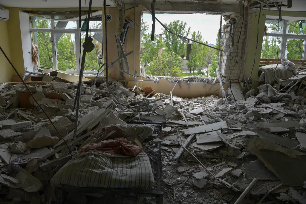 Ukrán válság 2022, orosz, ukrán, háború, Ukrajna, rom, épület, luhanszk 
