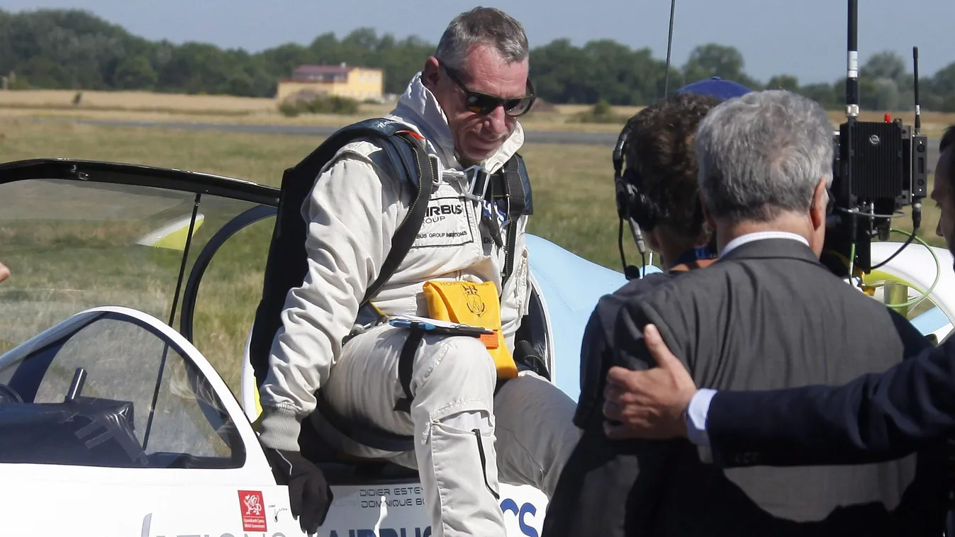 Calais, 2015. július 10.
Didier Esteyne francia pilóta kiszáll az Airbus Industries nyugat-európai konzorcium E-Fan elektromos repülőgépének prototípusából a franciaországi Calais repülőterén, miután a gép először repülte át a La Manche csatornát 2015. jú