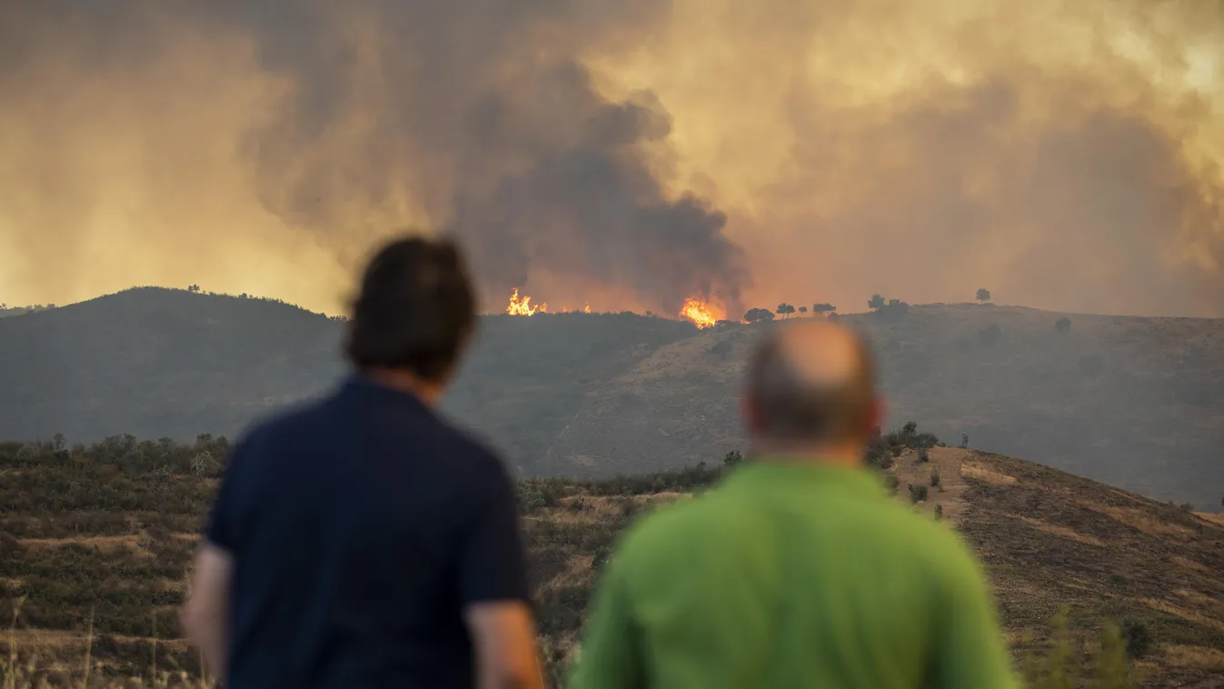 Huelva, 2020. augusztus 30.
A 2020. augusztus 30-án közreadott képen két férfi nézi az andalúziai Huelva környékén tomboló erdőtüzet augusztus 27-én. Már három napja sikertelenül próbálják megfékezni a nagy kiterjedésű erdőtüzet, eddig több mint háromezer