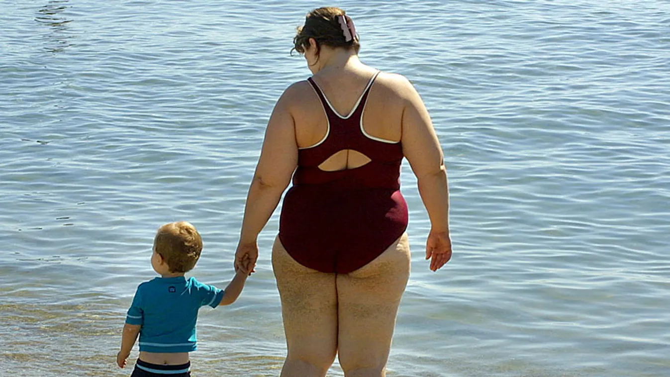 Hogyan leszünk kövérek, anya és gyemeke a francia tengerpaton, elhízott nő