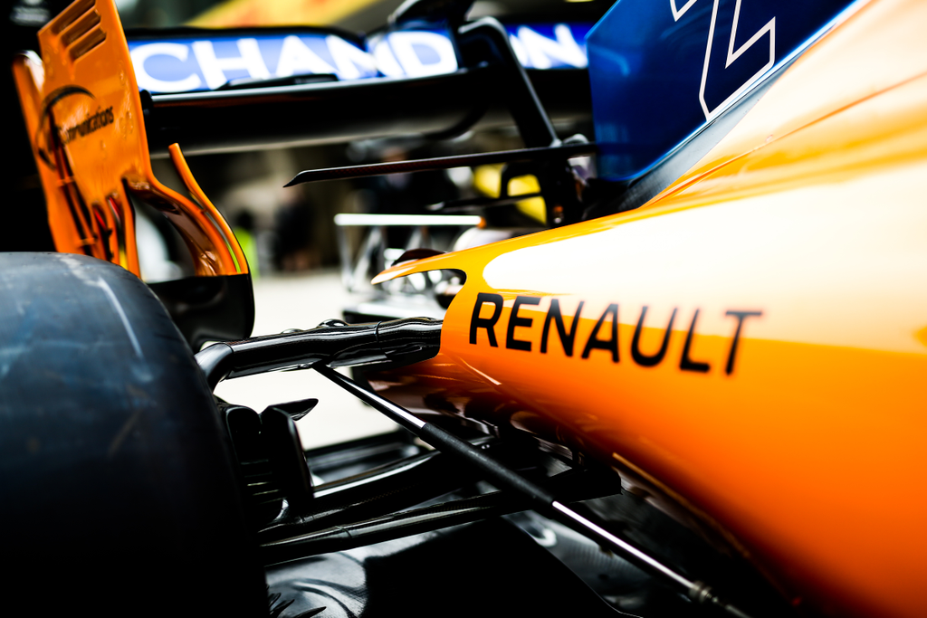 A Forma-1-es Kínai Nagydíj előkészületei, McLaren Racing, Renault logo 