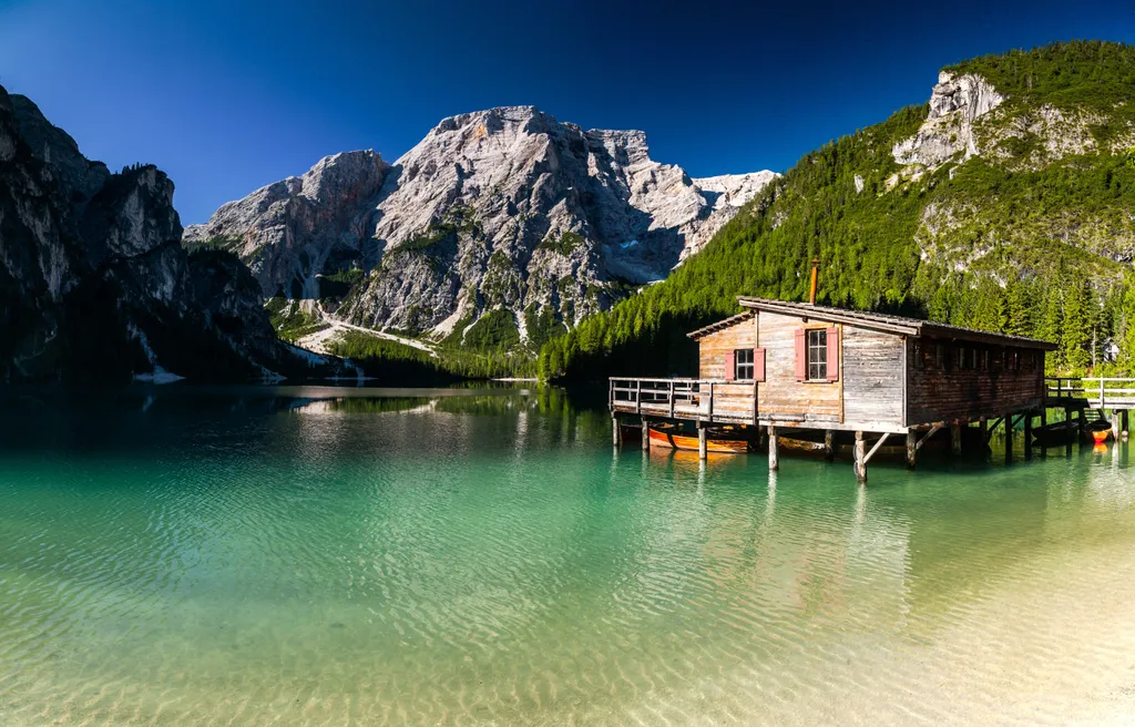 Képeken egy varázslatos alpesi tó Dél-Tirolban, Braies-tó, galéria, 2023 