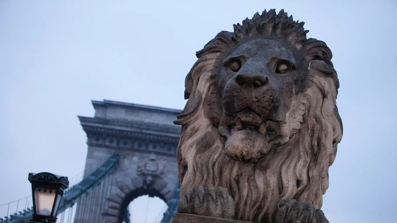 A lánchídi oroszlán nyelve Lánchíd Budapest Blog oroszlán szobor nyelv szemfog városi legenda 