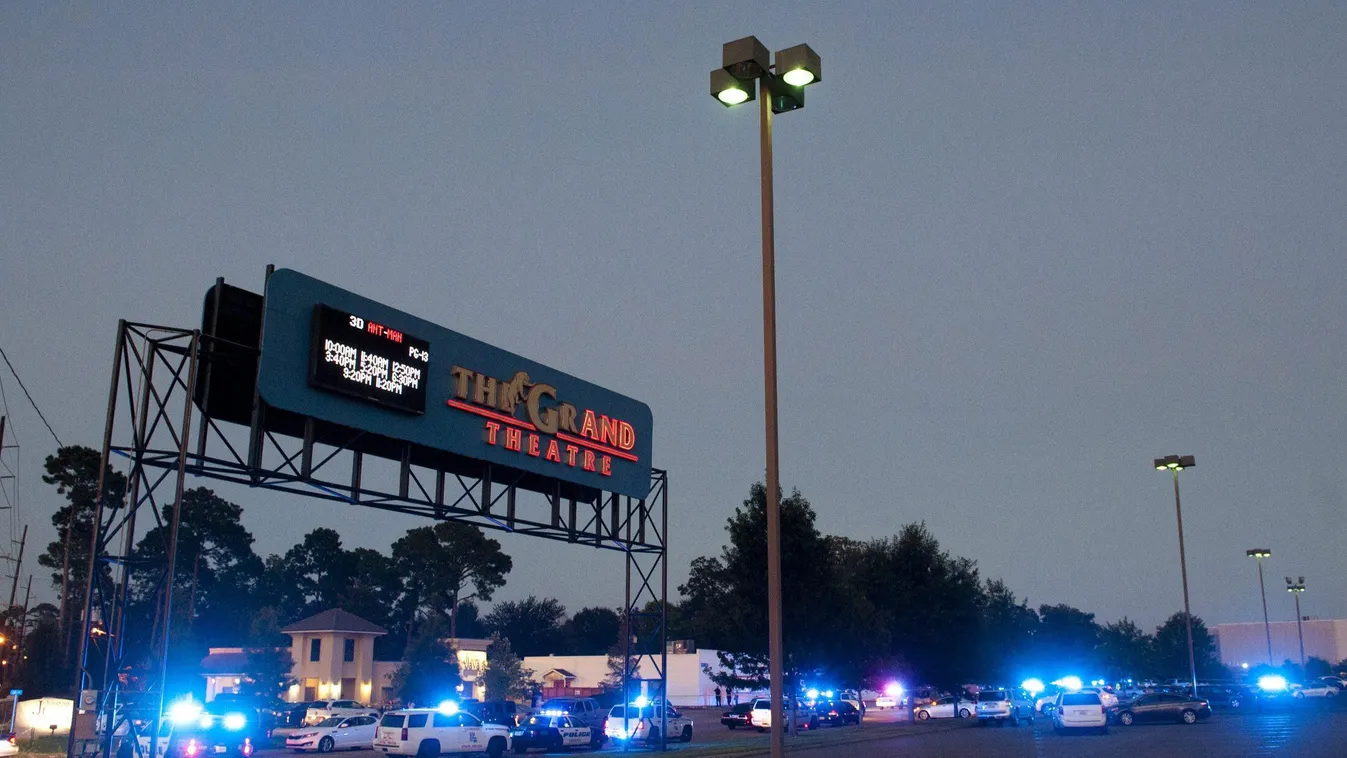 Lafayette, 2015. július 24.
Rendőrautók a Grand Theatre mozi előtt a Louisiana állambeli Lafayette-ben 2015. július 23-án, miután egy férfi lövöldözni kezdett a létesítményben. A támadó két embert megölt, nyolcat megsebesített, majd végzett magával. (MTI/