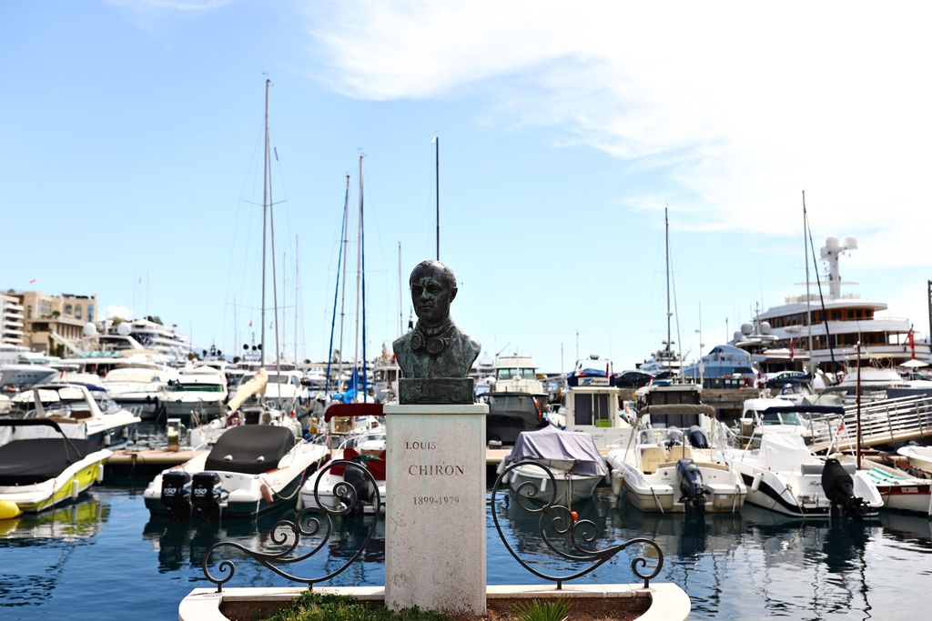Forma-1, Monacói Nagydíj, szerda, kikötő, Louis Chiron, szobor 