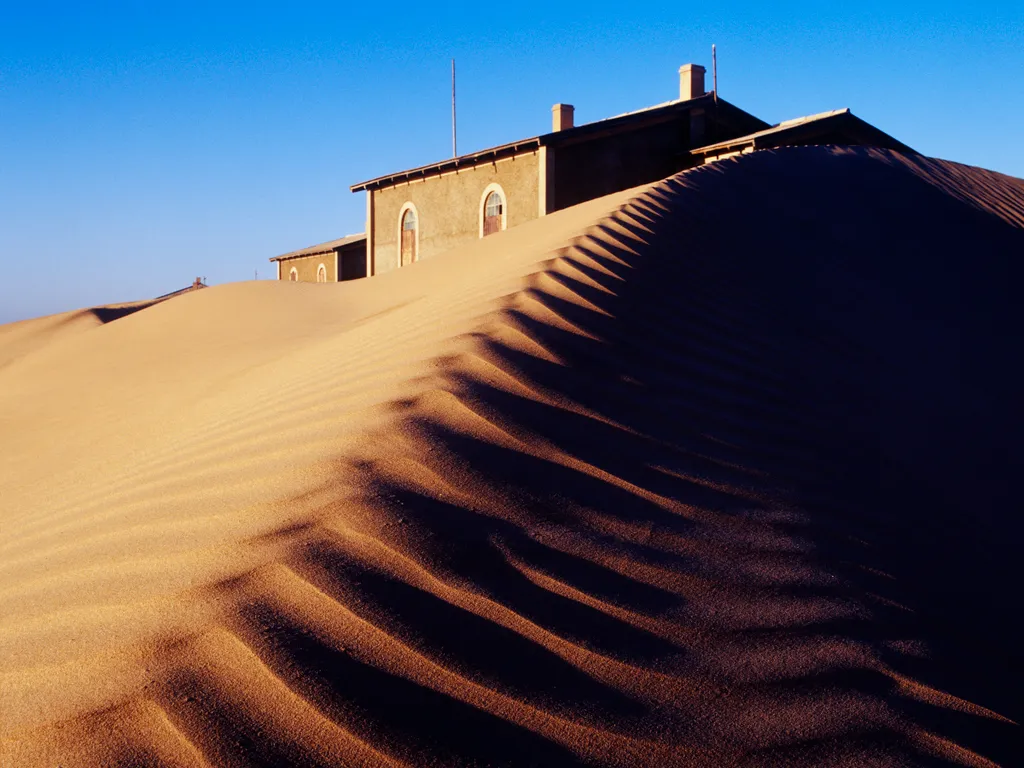 Namíbia, gyémánt, De Beers, kolmanskop,   House Buried in Sand,Kolmanskop, Namibia abandoned arid bleak blue sky buildings buried chaos Copy Space covered desolate disorder dry dunes forgotten homes hot houses Isolated isolation ko 