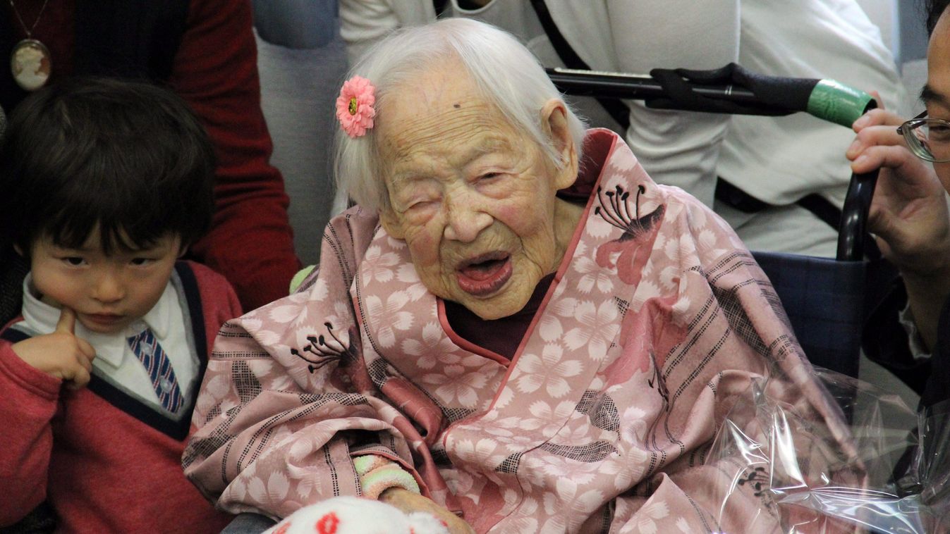 Oszaka, 2015. április 1.
2014. március 4-én készült felvétel a japán Okava Miszaóról, akit 116. születésnapja alkalmából köszöntenek a Kurenaj idősek otthonában, Oszakában. A Guinness-rekordok könyve 2013 februárjában, 114 évesen regisztrálta a világ legi