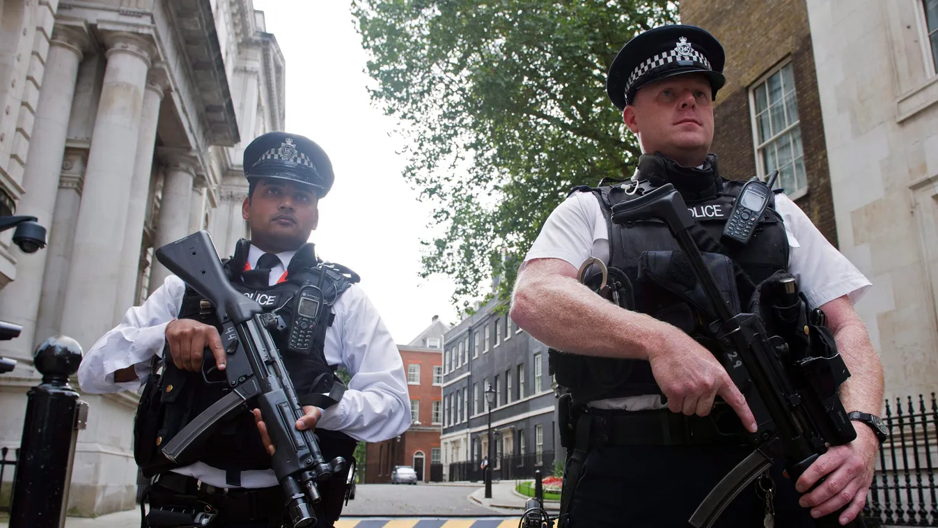 CAMERON, David London, 2014. augusztus 29.
Két rendőr a londoni kormányfői rezidencia, a Downing Street 10. előtt 2014. augusztus 29-én, miután David Cameron brit Iszlám Állam 
