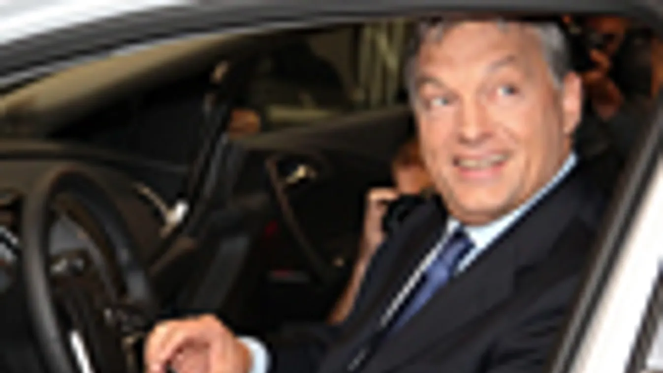 
Orbán Viktor miniszterelnök egy Opel Ampera típusú személyautóban ül az Opel 500 millió eurós beruházással felépült flexibilis motorgyárának felavatásán Szentgotthárdon